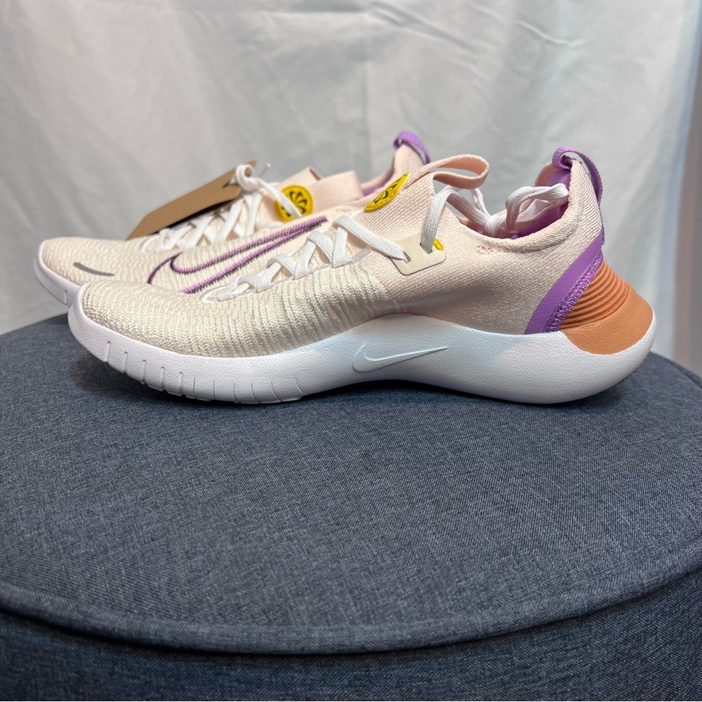 NWT! Women’s nike road runner sneakers in size 9